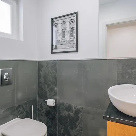 Geres - 3 Bedrooms In Alvalade Lägenhet *